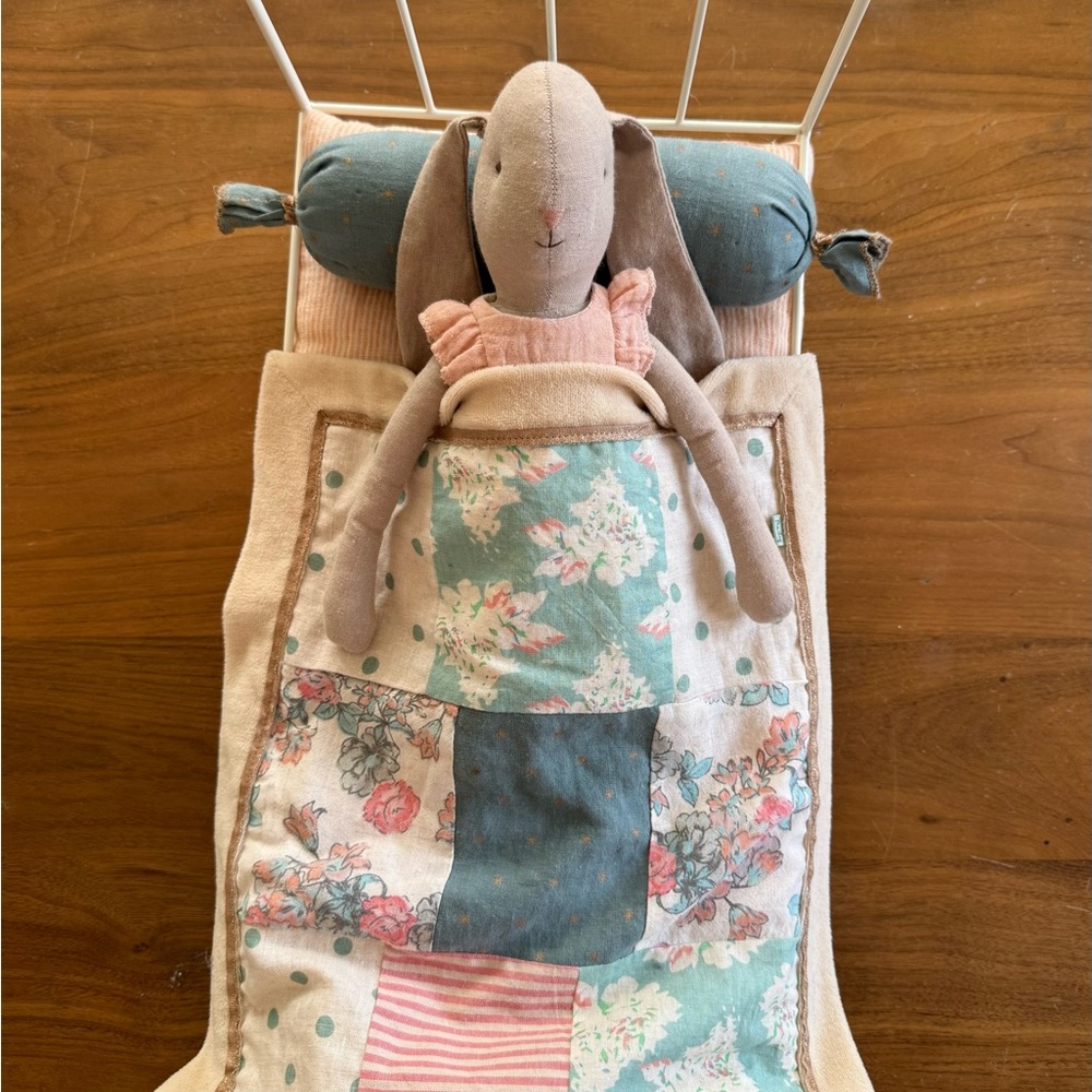 Maileg size 3 Bunny and Rabbit with bed - Picture 3 of 6